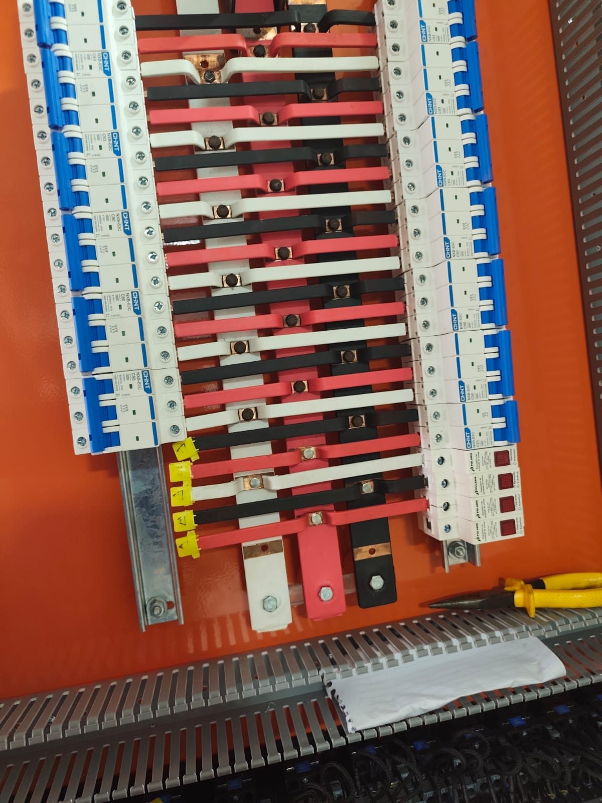 Barramento e disjuntores em quadro elétrico