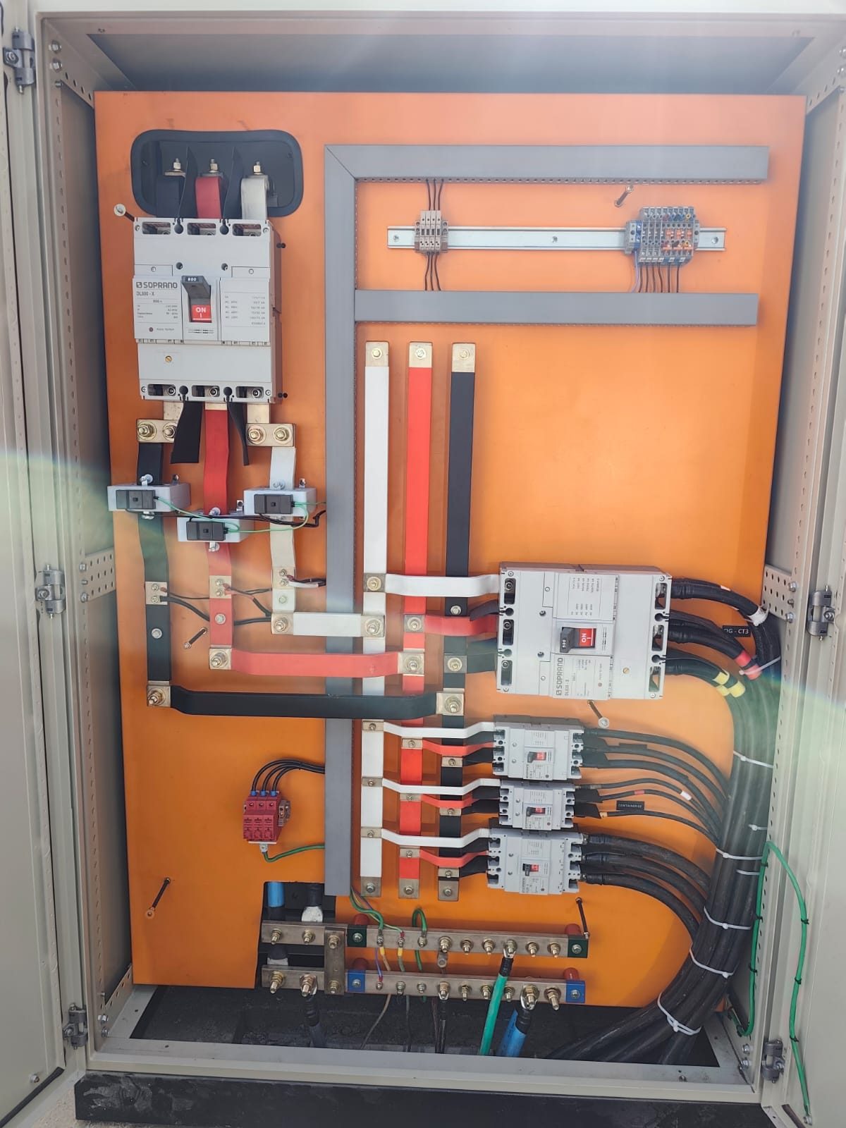 Detalhe de disjuntores e barramento em painel elétrico