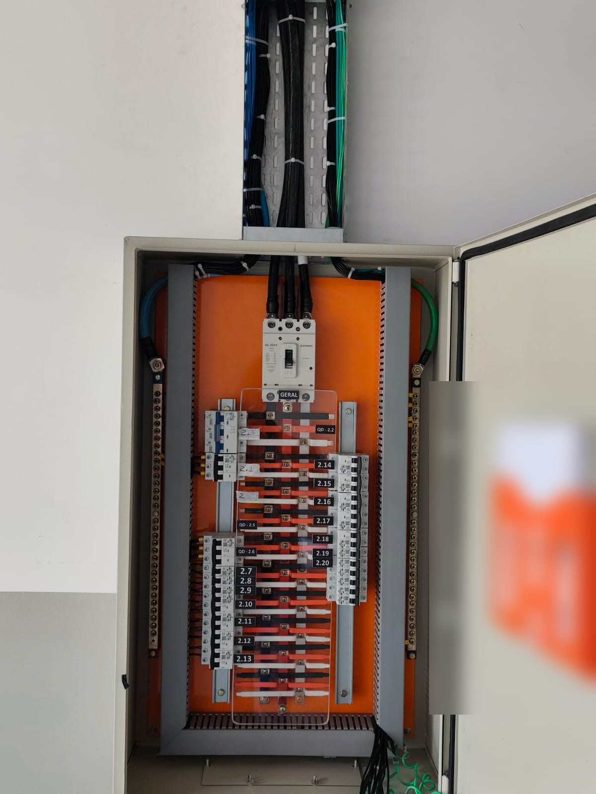 Quadro de distribuição elétrica organizado