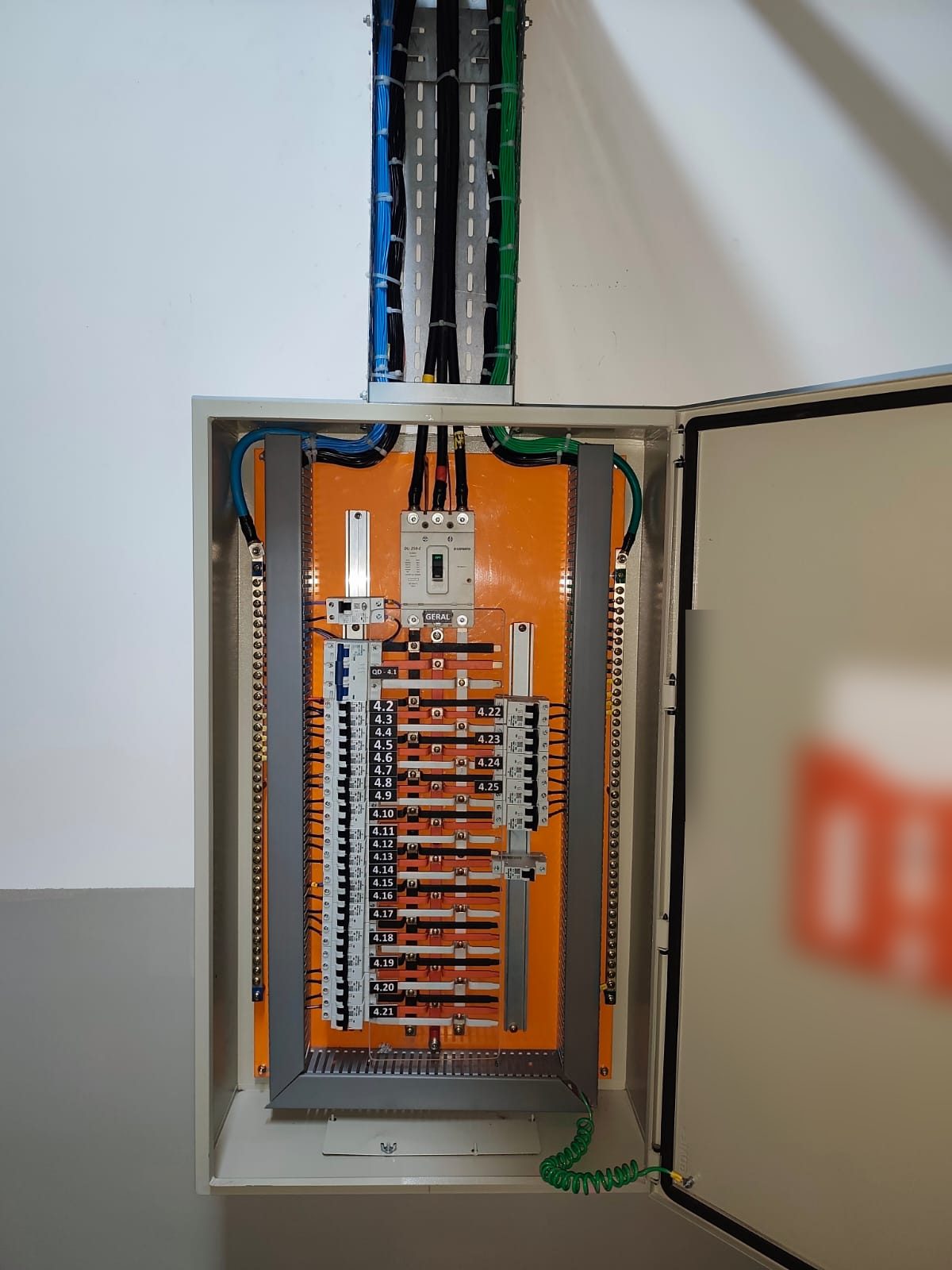 Quadro de distribuição elétrica montado pela FS Soluções Elétricas