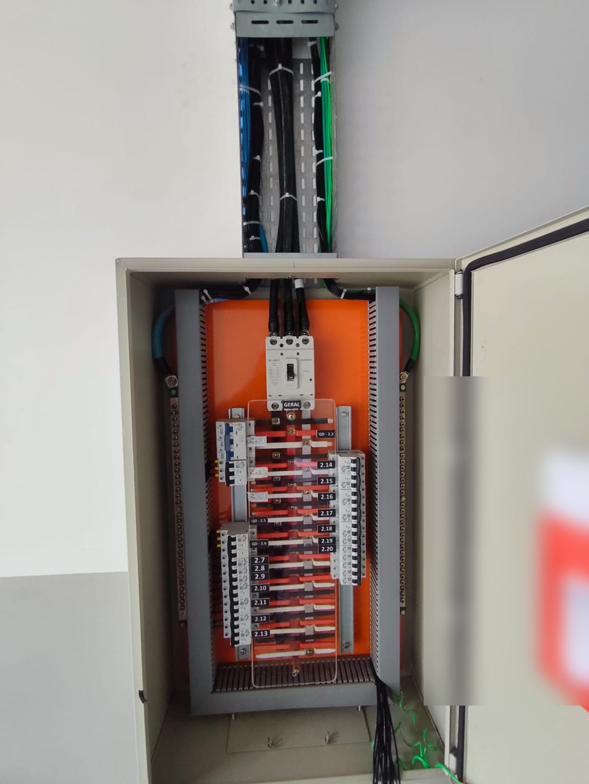 Quadro elétrico em manutenção